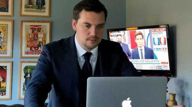 Гончарук похвастался, что находится на пляже около Байдена