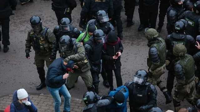 В Беларуси во время воскресных протестов задержали почти тысячу человек - правозащитники
