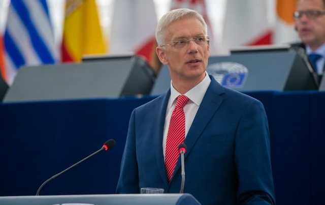 Премьер Латвии самоизолировался после контакта с больным COVID-19