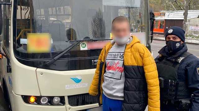 В Киеве водитель маршрутки без маски и под наркотиками устроил езду без правил