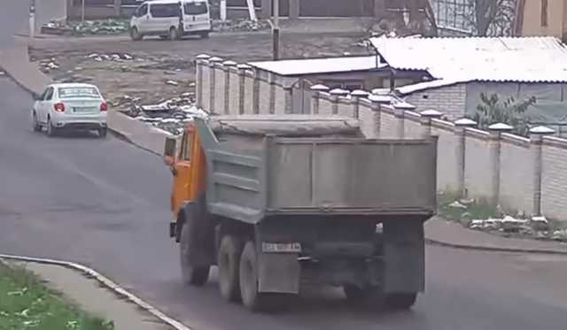 Под Киевом в такси с пассажирами врезался грузовик: видео момента серьезного ДТП