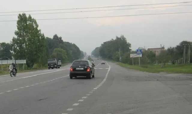 На Волыни медики перекрыли дорогу: три месяца не платят зарплату