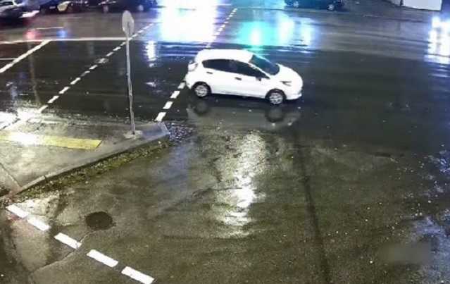 В Киеве автомобиль "сбежал" от владельца и устроил ДТП