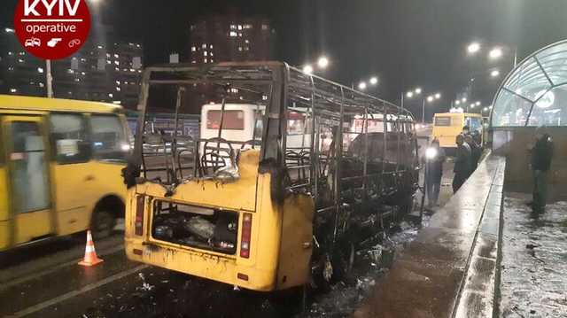 На Академгородке в Киеве взорвалась и загорелась маршрутка