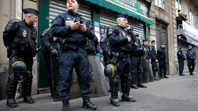 В Париже тысячи людей вышли на протесты: полиция применила водомет и газ