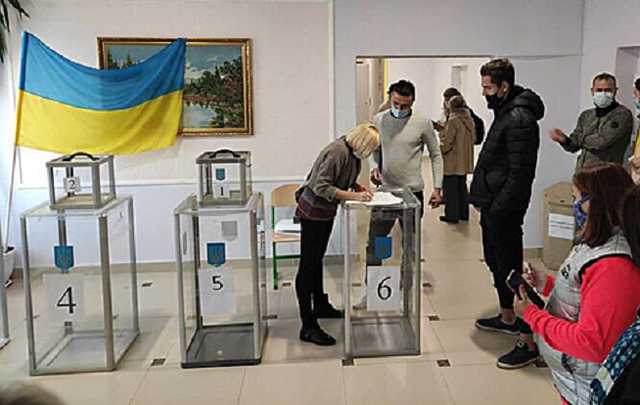 У Полтаві виборець відмовився знімати маску, побоюючись штрафів за новим законом