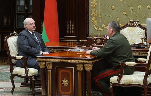 Лукашенко потребовал от военных заставить молодежь «родину любить»