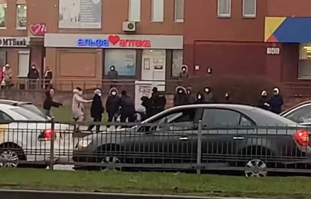 В Беларуси силовики дубинкой избили девушку, заступившуюся за парня