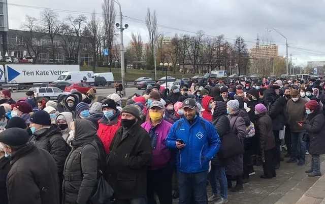 У посольства США в Киеве собрался массовый митинг: стянули спецтехнику и силовиков