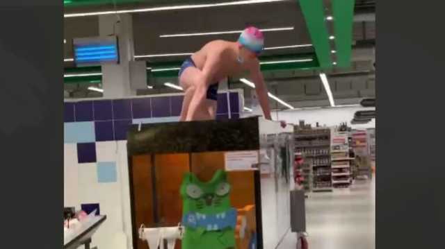 В херсонском супермаркете мужчина в плавках нырнул в аквариум с рыбой