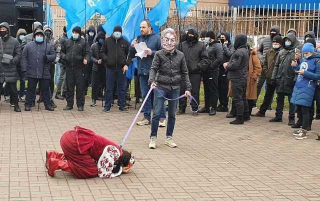 Кива устроил шоу с Украиной на поводке: названы расценки массовки