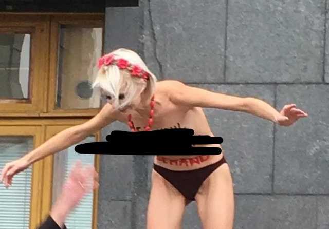 Девушка обнажилась и залезла на шар возле Офиса президента в Киеве