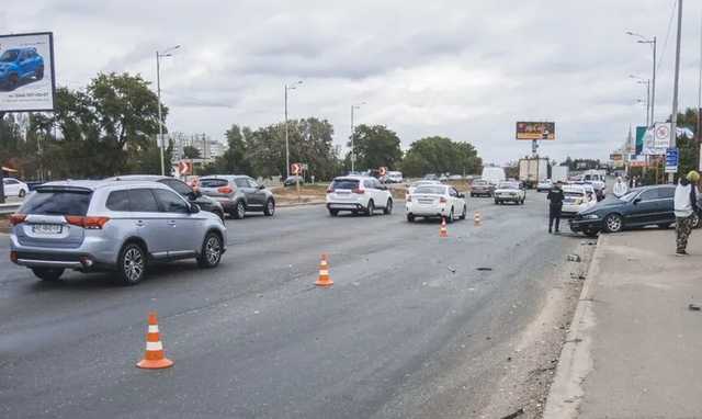 В Киеве двое водителей не поделили дорогу и подрались