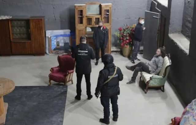 Известный в Украине фотограф снимал половые акты в переделанном авто