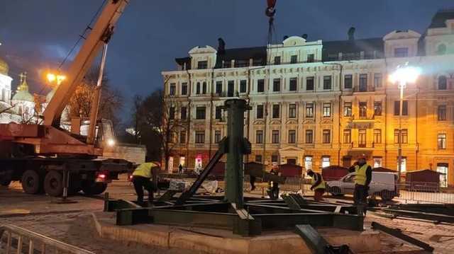 В центре Киева начали установку главной новогодней елки Украины