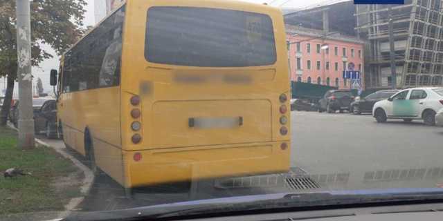 В Киеве водитель маршрутки сломал пассажиру ногу