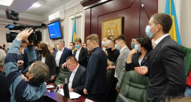В Киевском облсовете произошла драка из-за депутата с коронавирусом: появилось видео