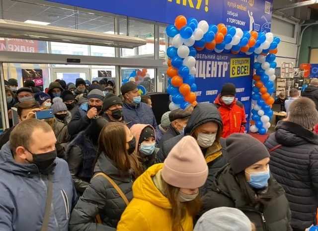 Толпу из сотен людей засняли на открытии нового "Эпицентра" в Мелитополе