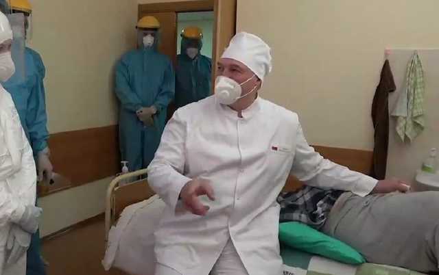 Лукашенко в больнице Минска сказал больному с COVID-19, что "такие бастовать не будут"