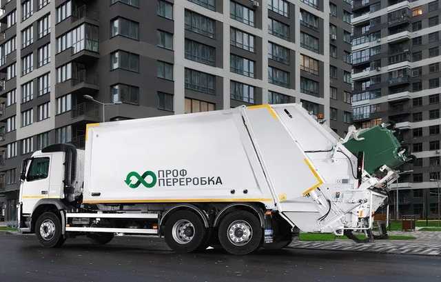 В центре Киева мусоровоз провалился под землю