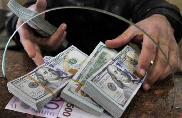 Российские банки рекордно теряют валюту: население вынесло со вкладов $15 млрд