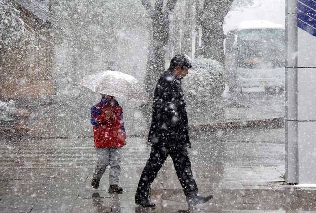 Ветер и мокрый снег: синоптики дали прогноз погоды на завтра