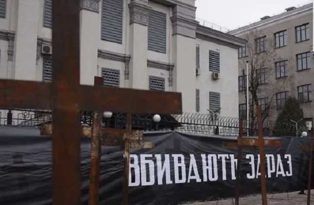 В Киеве возле посольства РФ установили кресты в память о жертвах Голодомора
