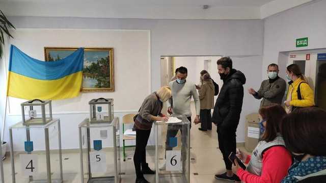 В Черновцах фиксируют крайне низкую явку на выборах мэра