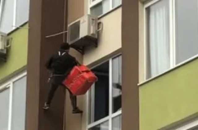 В Киеве доставщика еды поймали за необычным занятием