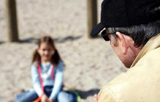 Прикасался к интимной зоне: в Кривом Роге отчим развращал 12-летнюю девочку