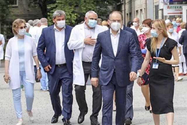 Почему пациенты продолжают платить за бесплатное лечение