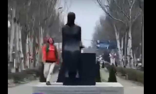 У Мелітополі дівчина станцювала на пам’ятнику жертвам Голодомору