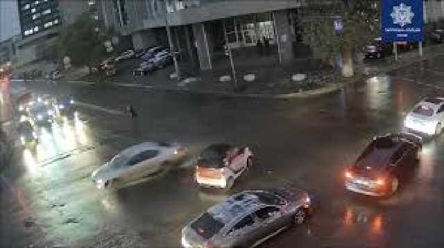 Появилось видео момента ДТП в Киеве, где Smart сбил женщину на переходе