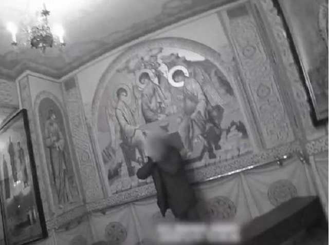 Мужчина попытался совершить самоубийство в церкви в Киеве