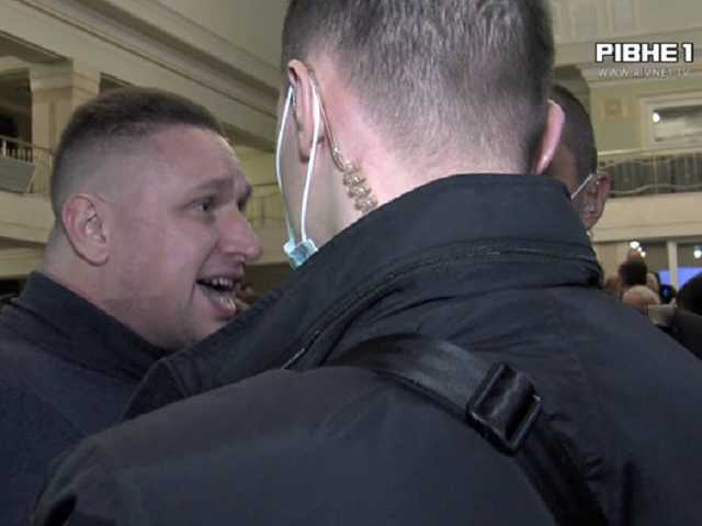 «Вы разрушили мою жизнь!» На Порошенко с проклятиями накинулся обвиняемый в госизмене