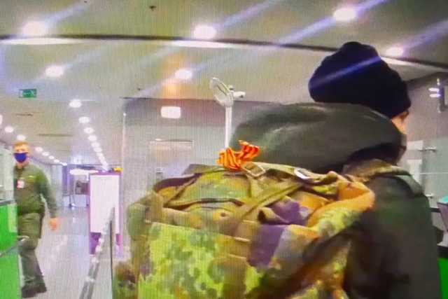 Пограничники не пустили в Украину немца с георгиевской лентой на рюкзаке