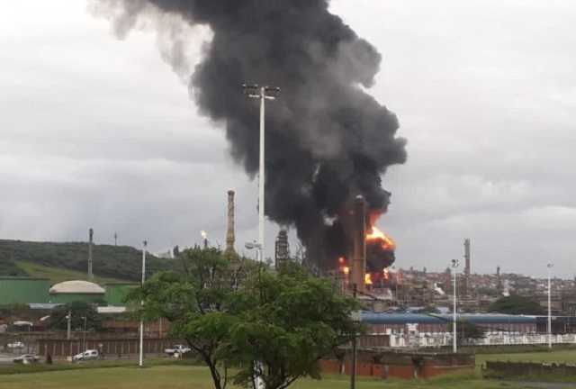 На нефтяном заводе в ЮАР прогремел взрыв, огонь перекинулся на жилой дом