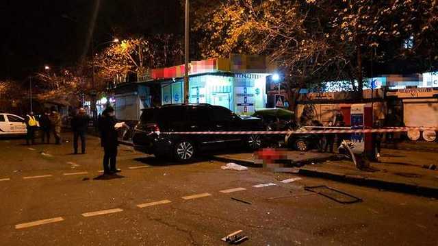 В Николаеве два авто после ДТП влетели в остановку, погиб мужчина