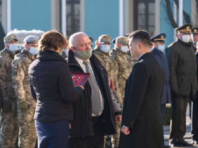 Зеленский вручил Звезду Героя Украины отцу погибшего в 2014 году военного