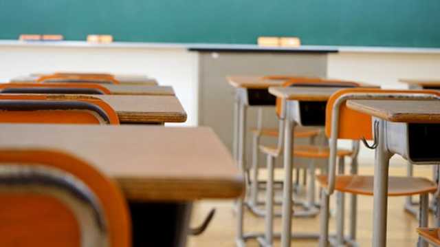 В Ровно учитель заставляет учеников приседать с муляжом снаряда за опоздания на урок