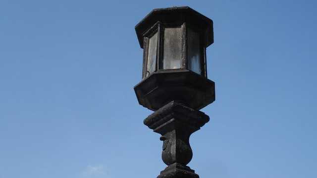 Во Львове поймали пьяницу, который под видом коммунальщика украл десятки уличных фонарей