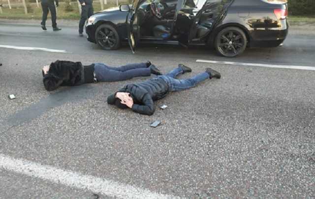 Під Дніпром затримали більше двох десятків озброєних наркодилерів в семи авто