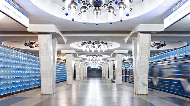 В харьковском метро мужчина упал на рельсы и оказался под поездом