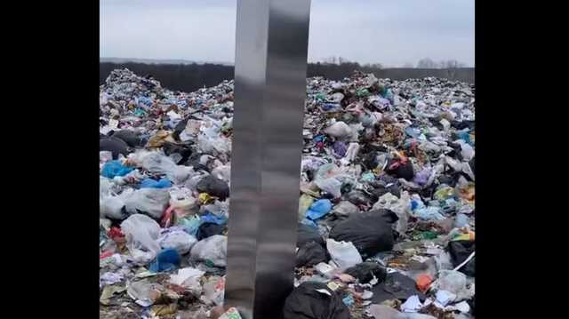На свалке мусора в Полтаве обнаружили таинственный монолит, отполированный до зеркального блеска