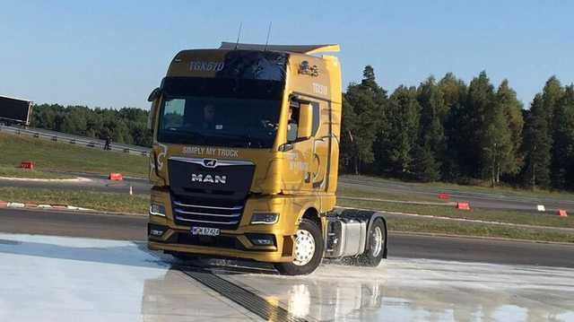 Польскому перевозчику пришлось извиняться за водителя-украинца, украсившего кабину фуры надписью "Бандера"