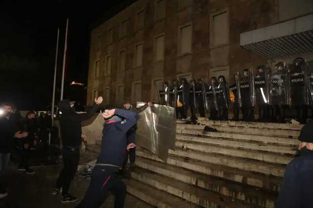 Убийство в Албании за нарушение комендантского часа: глава МВД подал в отставку