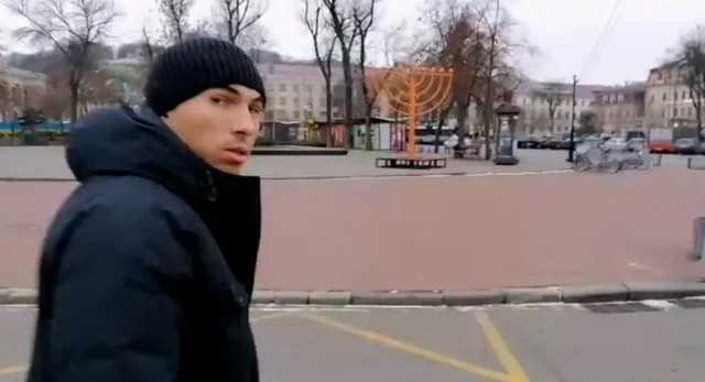 В Киеве вандал снял на видео, как он повалил ханукальный светильник