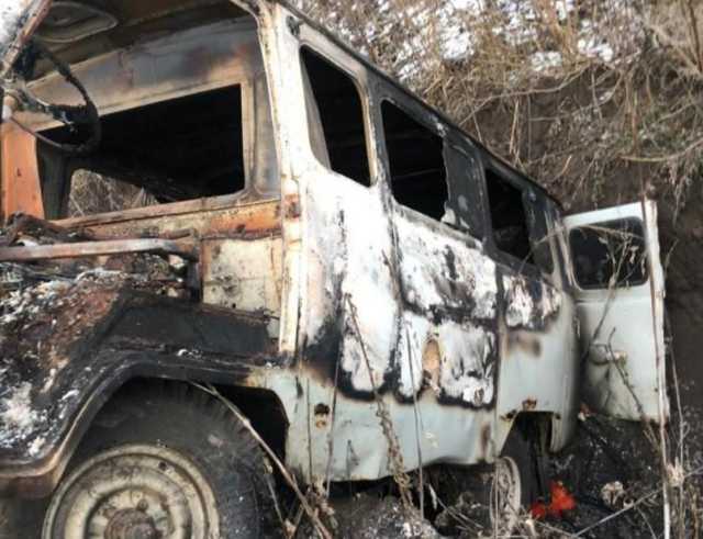 На Харківщині контрабандисти спалили бус з чорною ікрою, потрапивши у пастку