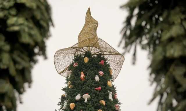 После скандала в соцсетях с главной елки Украины сняли шляпу