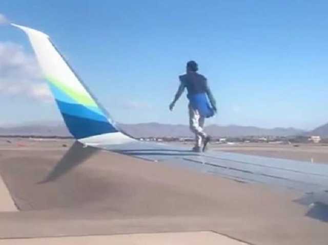 Когда нет денег на билет: мужчина пытался покинуть Лас-Вегас на крыле самолета